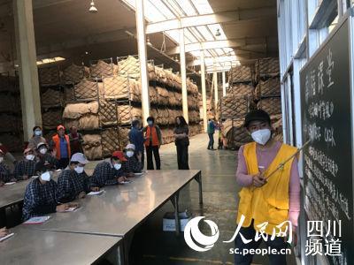 四川德昌 幸福課堂 進(jìn)工廠(chǎng) 村民掙了錢(qián)又養(yǎng)成了好習(xí)慣